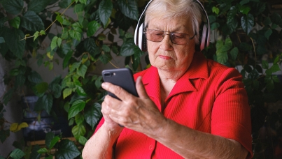 Señora escuchando y leyendo contenido a través del móvil_Branded_Content_Ipsos_BCMA