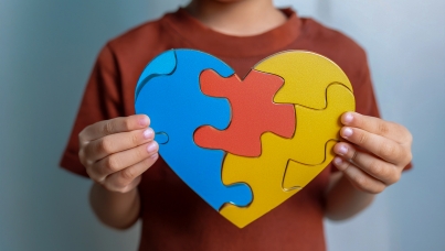 imagem de criança com simbolo do tea