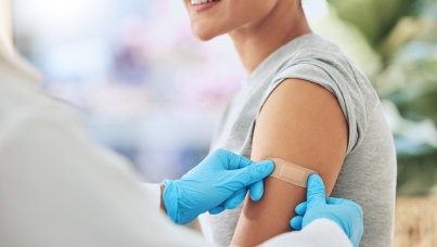 Pessoa tomando vacina