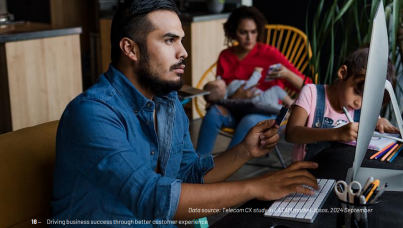 Imagem de uma famíla e um homem no computador