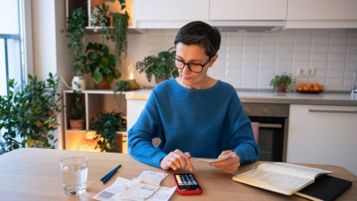 Mulher calculando os gastos