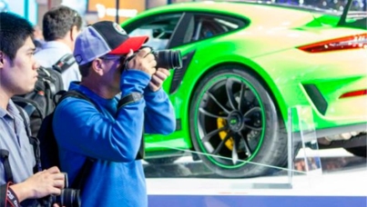 Imagem de carro no salão de AUTO.