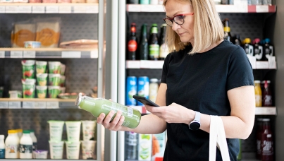mulher olhando produto no mercado