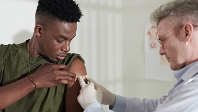 Médico aplicando vacina em homem
