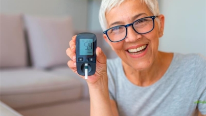 mulher segurando medidor