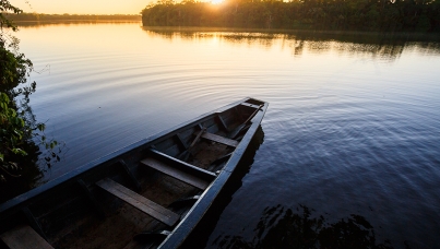 imagem de rio, barco e natureza