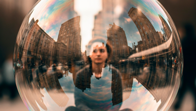 imagem representa uma pessoa dentro de uma bolha com outras transitando ao redor