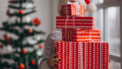 Pessoa segurando presentes de natal