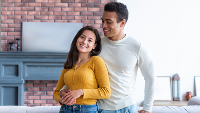 Casal jovem em casa
