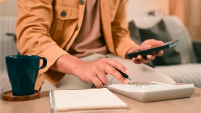 pessoa fazendo contas na calculadora