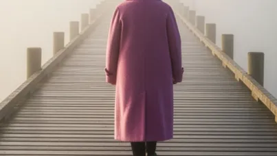 アルツハイマーの女性が歩いている