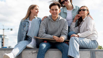 Jovens sentados em uma pista de skate