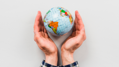 Globo terrestre cercado por mãos