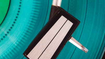 Disco de Vinil em um Toca Discos