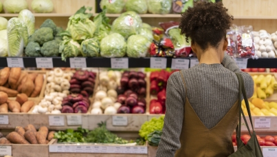 Mulher comprando em um mercado