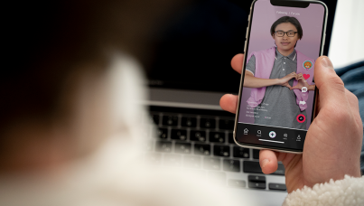 Adolescente assistindo a um vídeo usando seu smartphone