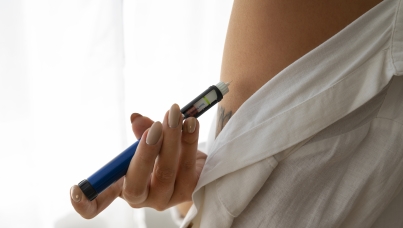 Pessoa aplicando uma caneta emagrecedora