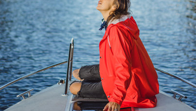 Mulher sentada em um barco