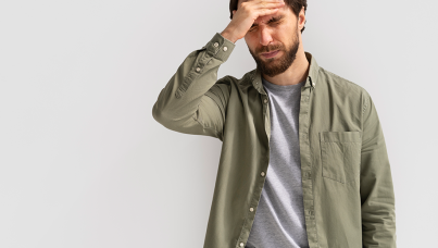 Homem preocupado levando a mão na testa