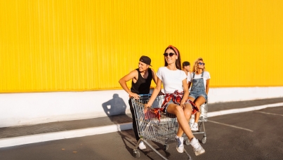 Gruppe mit Einkaufswagen