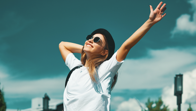 Mulher feliz em um campo 