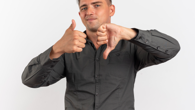 Homem com os polegares para cima e para baixo