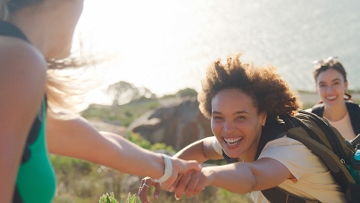 mulheres se apoiando