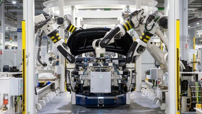 Carro sendo montado em uma fábrica