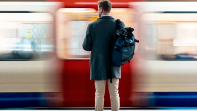 Homem olhando o trem passar