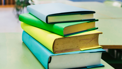 Livros em uma mesa de escola