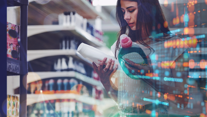 consumidor analisando produtos