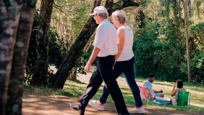 idosos fazendo caminhada