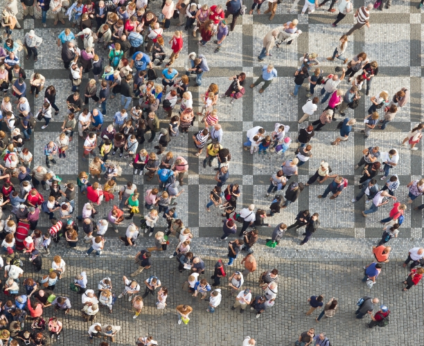 Viele Menschen stehen auf einem Platz versammelt
