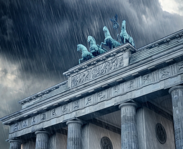 Regenwolke über dem Brandenburger Tor