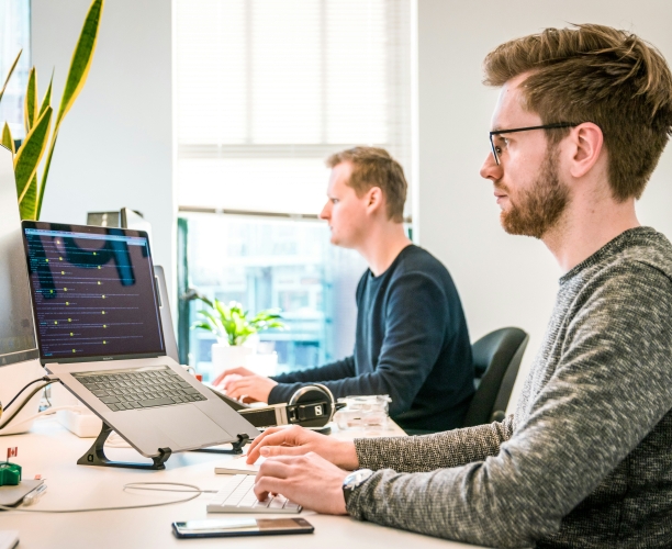 Čo nás motivuje chodiť do „officu“?