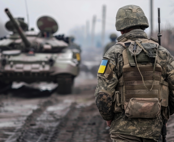 Ukrainischer Soldat mit Panzer