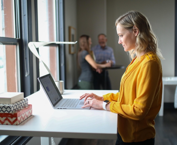 Жена работеща на бюро