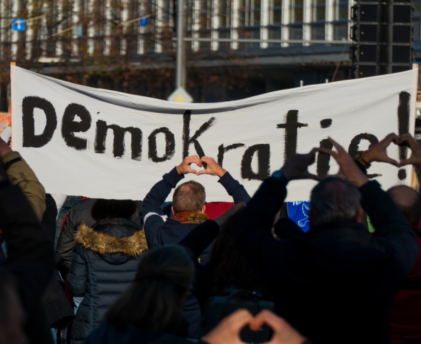 Mehrheit setzt auf Demokratie: Deutsche vertrauen demokratischen Regierungen mehr als Autokratien | Ipsos