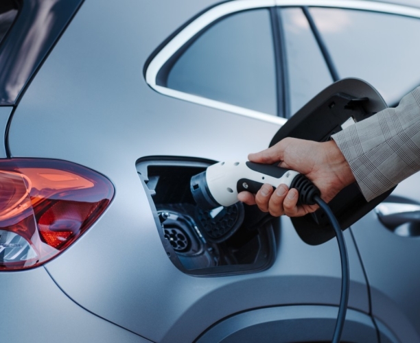 E-Auto-Prämie: Zurückhaltung bei jenen, die am stärksten gefördert werden sollen | Ipsos