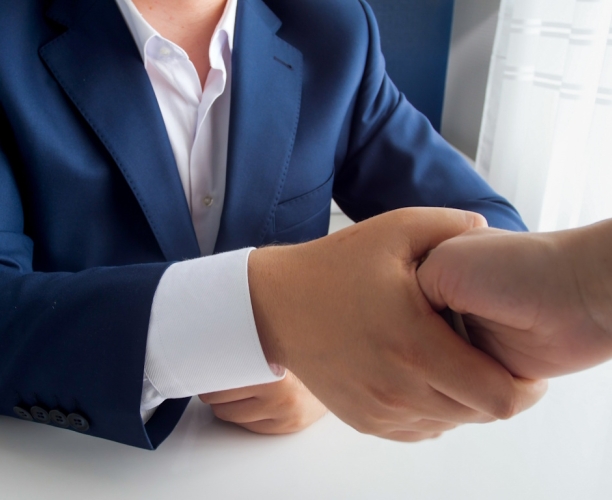 Mit welcher Partei wird Vetternwirtschaft am ehesten in Verbindung gebracht? Laut einer aktuellen Ipsos-Umfrage nennen ein Drittel der Befragten zuerst die AfD, dahinter folgt die Union aus CDU und CSU.