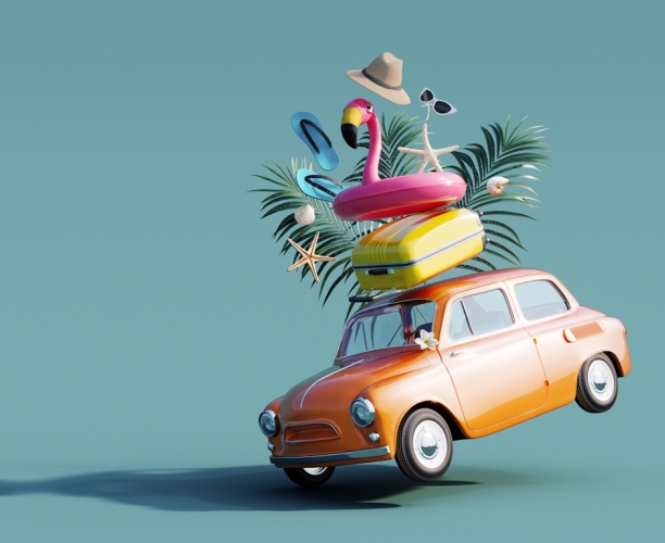 Ein kleines, orangefarbenes Retro-Auto, das unter einer riesigen, bunten Ladung von Urlaubsutensilien wie einem Flamingo-Schwimmreifen, Koffer, Palmenblättern und Wanderbühnen nach vorne kippt. Links im Bild befindet sich die „Ipsos Urlaubstypen-Liste“ mit verschiedenen Reisetypen und passenden Icons.