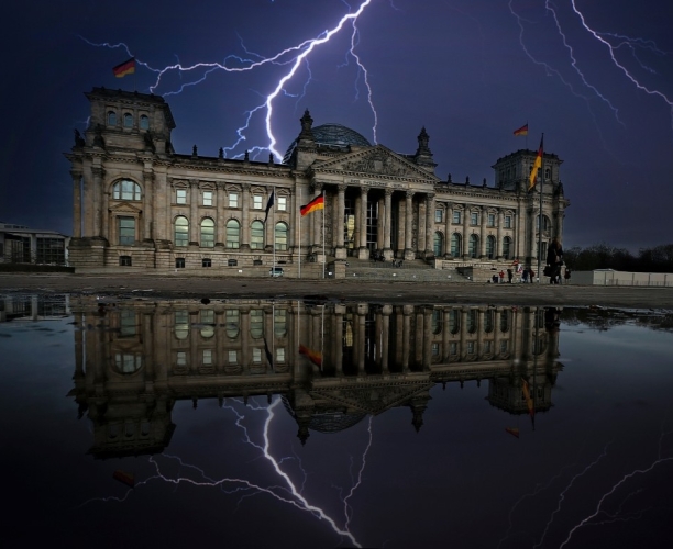 Blitz über dem Reichstagsgebäude in Berlin