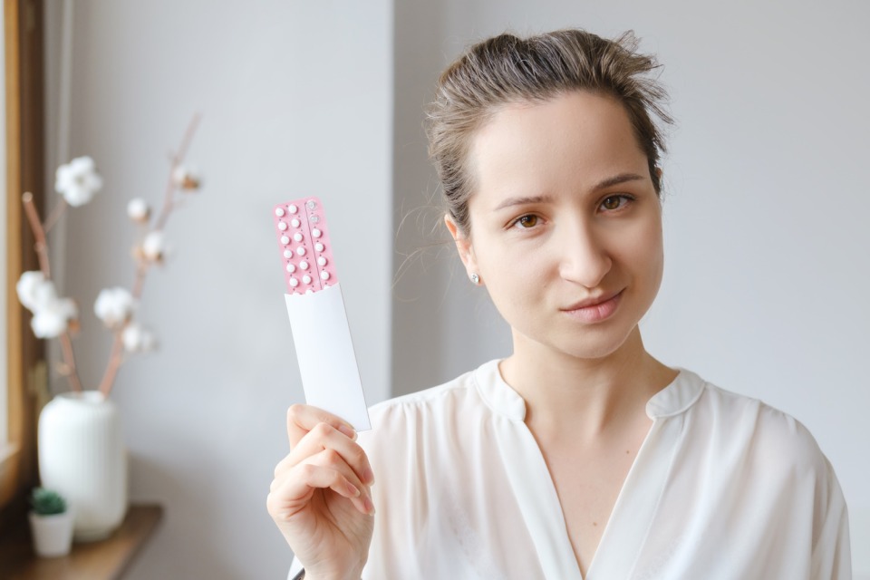 Frau mit Anti-Baby-Pille
