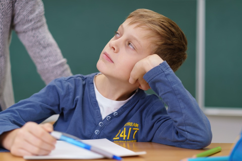 Schulkind mit Lehrkraft