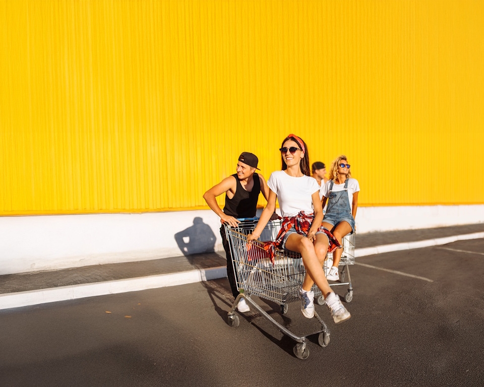 Gruppe mit Einkaufswagen