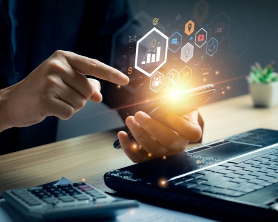 Daten berechnen mit Taschenrechner, Laptop, Handy