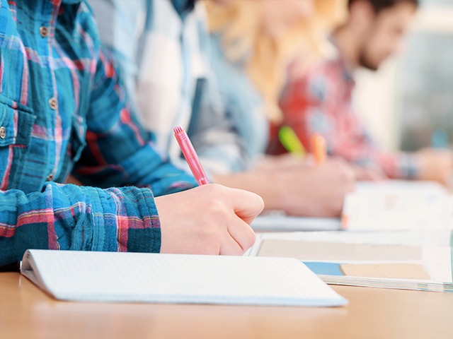 Les enseignants recourent aux seconds emplois et aux dettes pour joindre les deux bouts