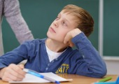 Schulkind mit Lehrkraft