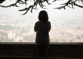 womam-looking-at-scenery